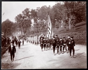 Parade mit Kindern und Feuerwehrleuten marschierend in Dobbs Ferry, New York, 1898